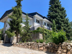 Los Cedros, gran chalet con piscina y apartamento en Navacerrada
